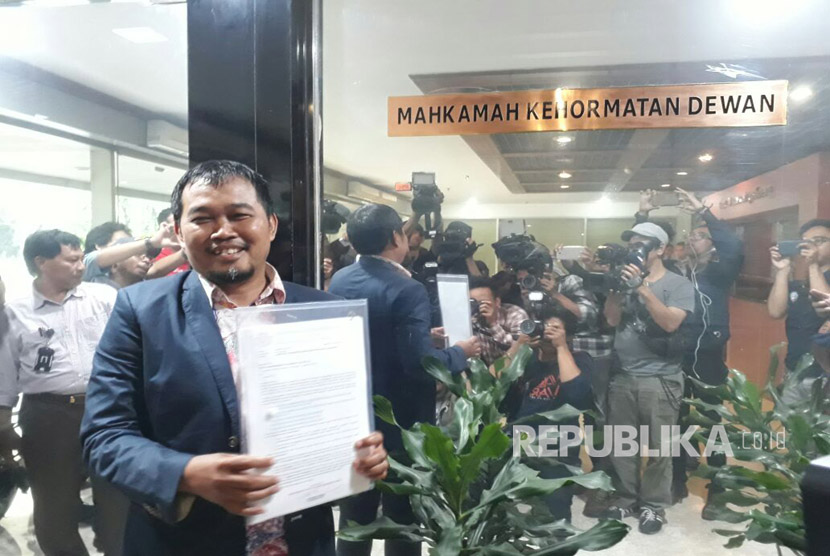 Koordinator Masyarakat Anti Korupsi Indonesia (MAKI) Boyamin Saiman usai melaporkan dugaan pelanggaran kode etik Ketua DPR RI, Setya Novanto ke Mahkamah Kehormatan Dewan pada Kamis (16/3).
