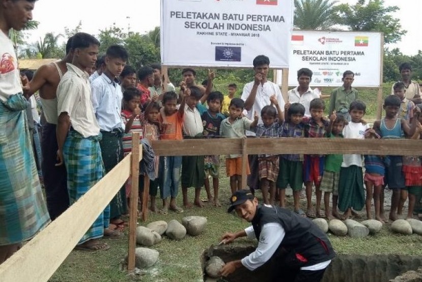 Koordinator Muhammadiyah Aid, Bachtiar Dwi Kurniawan meletakkan batu pertama pembangunan Sekolah Indonesia di Rakhine