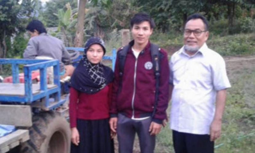 Koordinator Muhammadiyah ASEAN Imbalo Iman Sakti (kanan) bersama mualaf dari Laos, Ismail dan istrinya Rohana pada 2017.