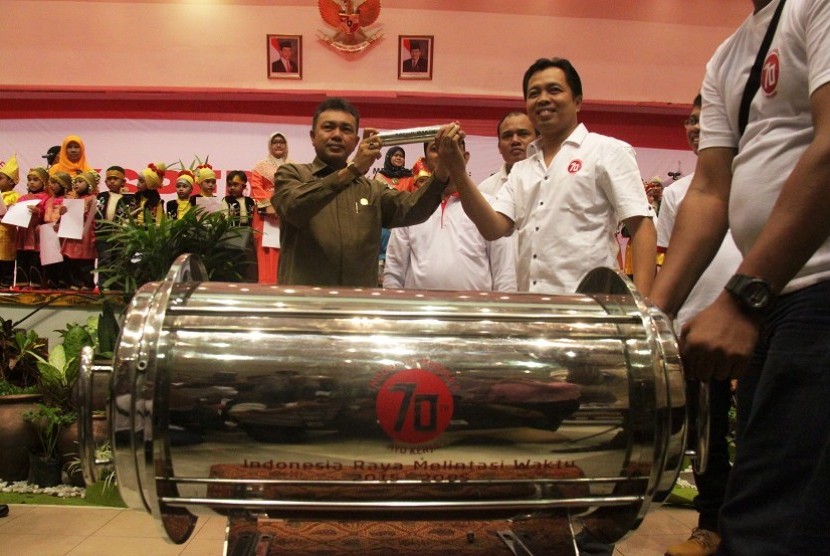 Koordinator Nasional Ekspedisi Kapsul Waktu 2085 Jay Wijayanto (kanan) bersama Asisten I Pemerintahan Aceh Iskandar A Gani (kiri) secara simbolik meluncurkan Kapsul Waktu di Gedung Dayan Dawood, Universitas Syiah Kuala