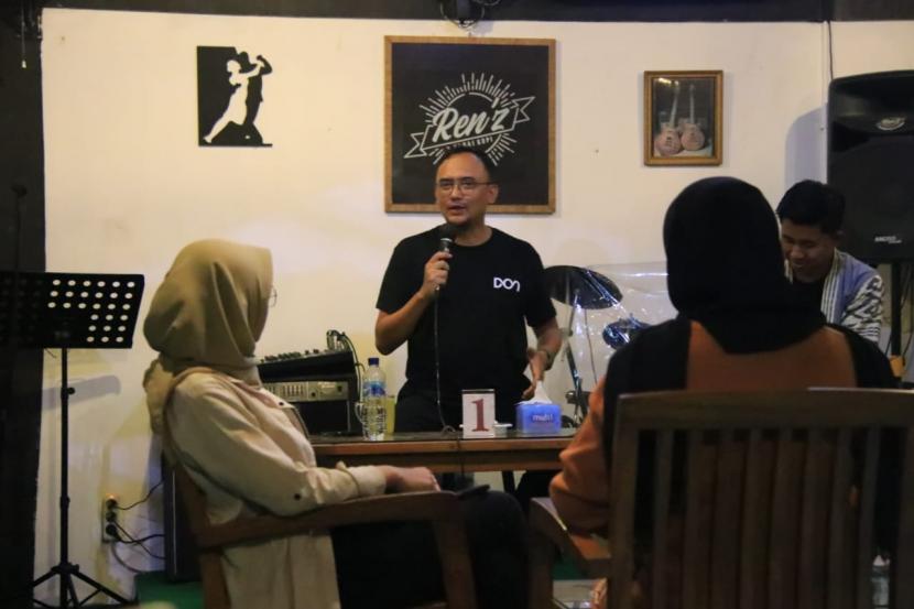 Koordinator Perkumpulan Kader Bangsa, Dimas Oky Nugroho berdiskusi dengan komunitas anak muda di Kota Semarang, Jawa Tengah, Kamis (1/4).