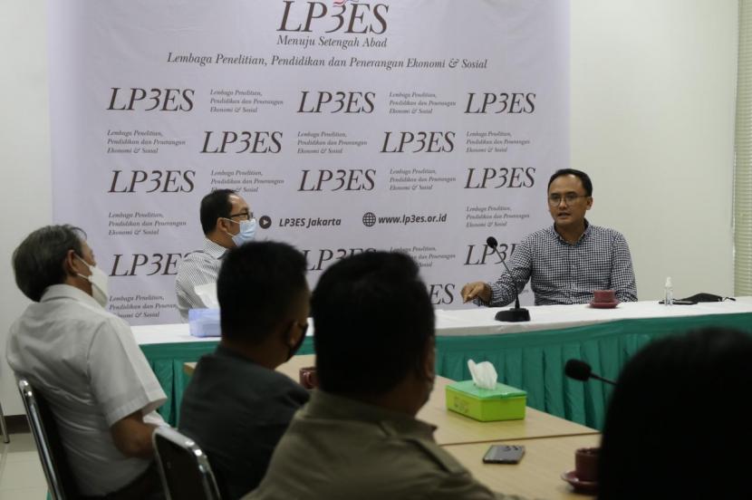 Koordinator Perkumpulan Kader Bangsa, Dimas Oky Nugroho menjadi pemateri di diskusi kantor LP3ES Jakarta, Rabu (24/2).