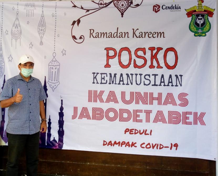 Koordinator Posko Kemanusiaan IKA Unhas Jabodetabek, Awaluddin di kawasan Tebet, Jakarta Selatan. Posko tersebut saat ini tengah menyiapkan paket sembako yang akan dibagikan ke mahasiswa perantauan dan warga terdampak Covid-19.