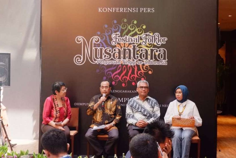 Koordinator Presidium Himpuni Budi Karya Sumadi memberikan keterangan pers mengenai Festival Folklor Nusantara (FFN), di Jakarta, Senin (27/8).