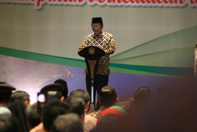 Koordinator Presidium KAHMi Mahfud MD berbicara saat Munas KAHMI di Medan, Jumat (17/11).