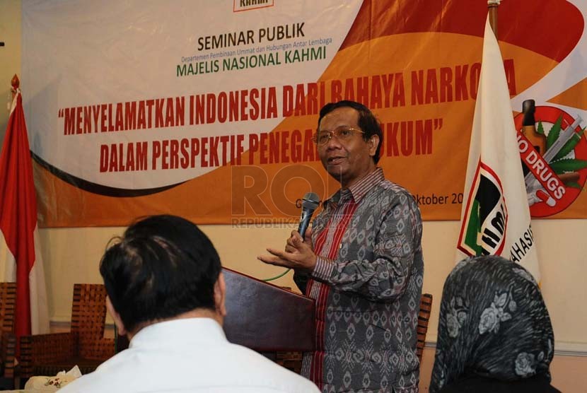 Koordinator Prisidium Kahmi Mahfud MD berbicara saat membuka seminar nasional di Jakarta, Kamis (9/10). (Republika/ Tahta Aidilla)