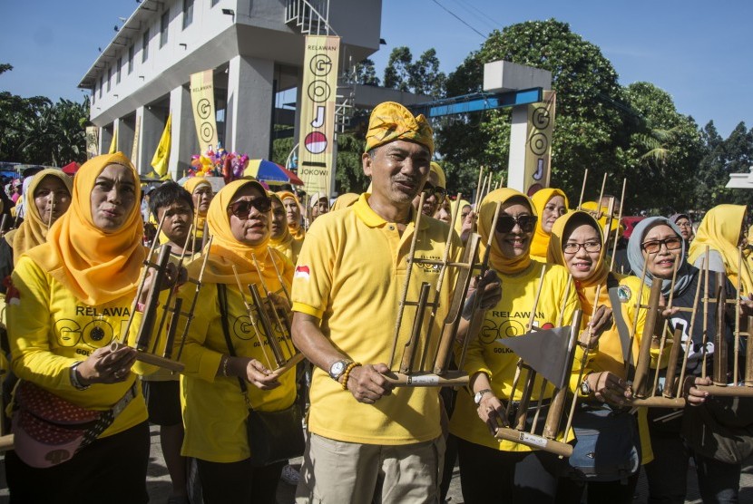 Koordinator Relawan Golkar Jokowi (GoJo) Rizal Mallarangeng (tengah) bersama sejumlah relawan.