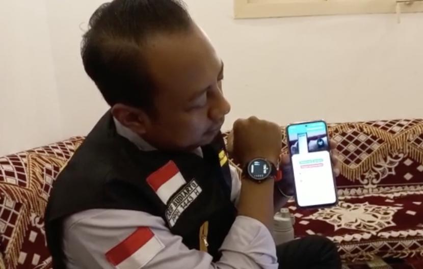 Koordinator Siskohatkes Pusat Kesehatan Haji Kementerian Kesehatan Arif Budiarto saat menunjukan wristband atau jam kesehatan yang bisa memantau kesehatan jamaah haji.