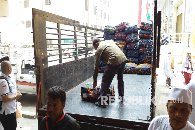Koper barang bawaan jamaah haji Indonesia diangkut ke truk di pemondokan 101 Mahbas Jin, Makkah, Kamis (15/) untuk dibawa ke bandara sebagai persiapan kepulangan jamaah.(Republika/Didi Purwadi)
