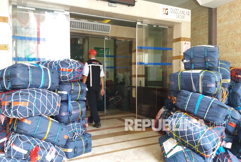 Koper barang bawaan jamaah haji Indonesia ditaruh di depan hotel sebelum diangkut ke truk di pemondokan 101 Mahbas Jin, Makkah, Kamis (15/9) untuk dibawa ke bandara sebagai persiapan kepulangan jamaah. (Republika/Didi Purwadi)