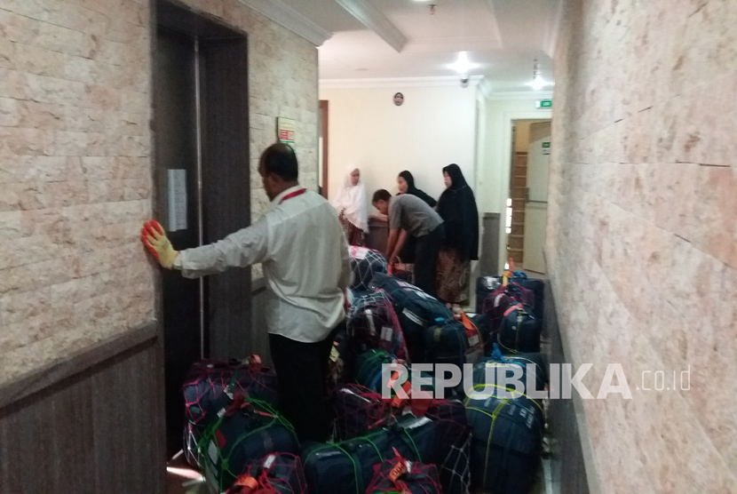 Koper barang bawaan jamaah haji Indonesia ditaruh di depan lift hotel (Ilustrasi)