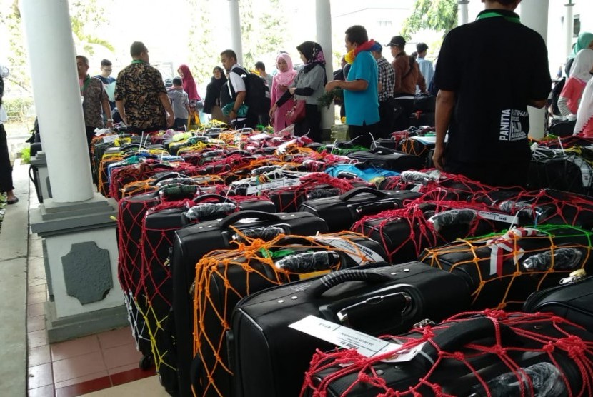 Koper petugas Panitia Penyelenggara Ibadah Haji (PPIH) Daker Madinah dan Bandara di Asrama Haji Pondok Gede, Jakarta, Jumat (13/7).