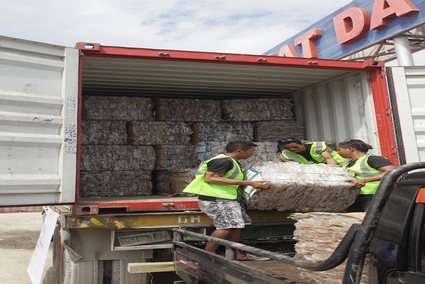 Koperasi Serba Usaha (KSU) Komodo dan pusat daur ulang Batu Cermin dengan bersama Danone-Aqua melakukan pengiriman perdana botol plastik bekasi sebanyak 10 ton.  Botol bekas tersebut akan dikirimkan ke Recycling Business Unit (RBU) mitra Danone-AQUA di Bali dimana dengan menggunakan teknologi tinggi di proses menjadi bahan baku botol baru AQUA Life oleh Pabrik Daur Ulang-Namasindo di Bandung.