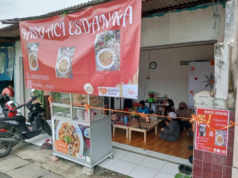 Koperasi syariah Margahayu berdaya binaan Rumah Zakat Bekasi yang berkolaborasi dengan Kedai baso aci Esdanka telah meresmikan kedai bakso aci Rabu (9/2/2022). 