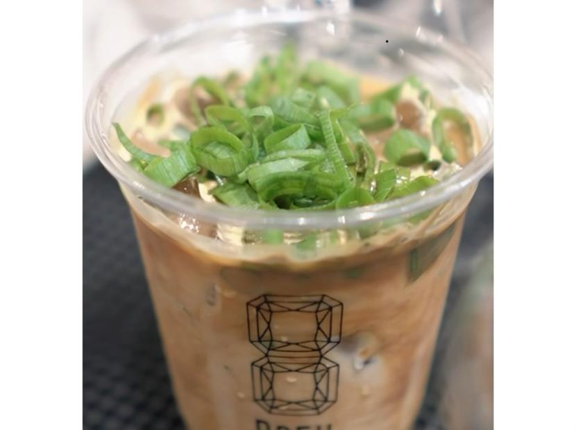 Kopi daun bawang atau Spring Onions Coffee, produk terbaru dari kafe Brew And Else. Kopi daun bawang yang saat ini viral bermulai dari China.