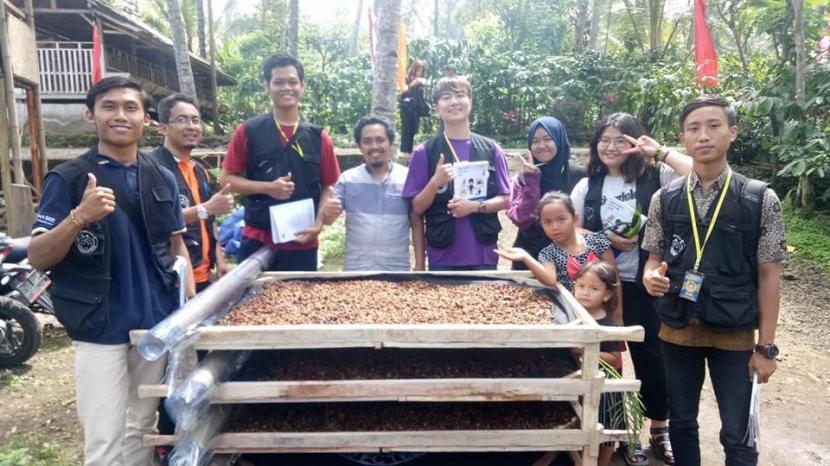 Kopi Indonesia kembali mencetak prestasi, salah satu produk kopi Indonesia asal Sumedang khususnya Kopi Geulis Tanjungsari mendapat tempat di Negara Turkiye. Hal tersebut merupakan bagian dari upaya Kementerian Pertanian  (Kementan) mengenalkan dan mempromosikan produk Indonesia khususnya produk perkebunan ke pasar mancanegara. 