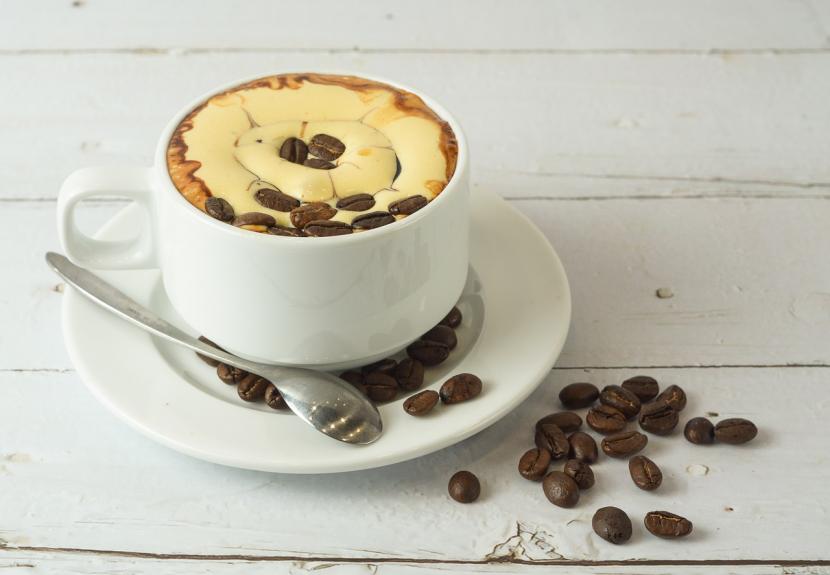 Head of Coffee Kopi Kenangan Mikael Jasin berbagi resep salah satu varian kopi andalannya yaitu Cinnamon Latte.