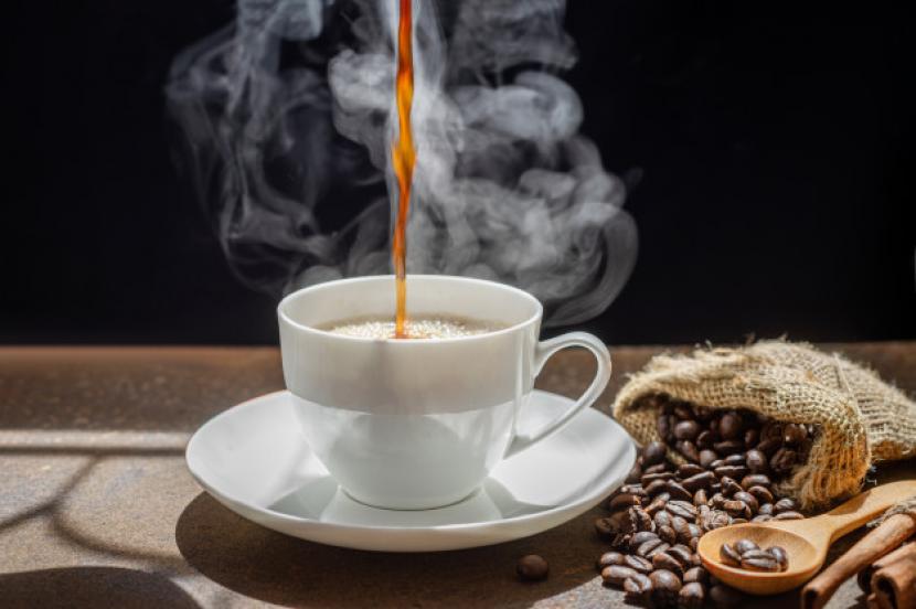 Minum kopi 2 cangkir atau lebih setiap hari dapat meningkatkan risiko kematian bagi penderita hipertensi. (ilustrasi).