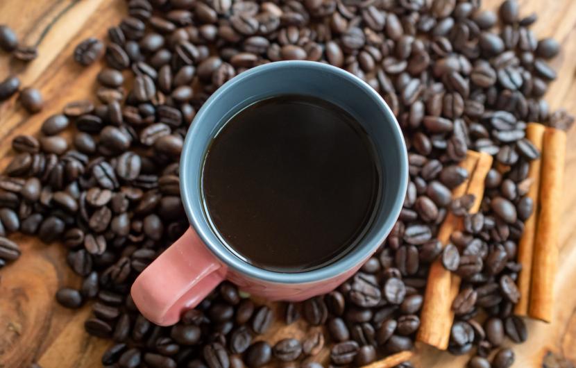 Secangkir kopi. Kopi mengandung kafein yang cukup tinggi, lebih banyak daripada teh.