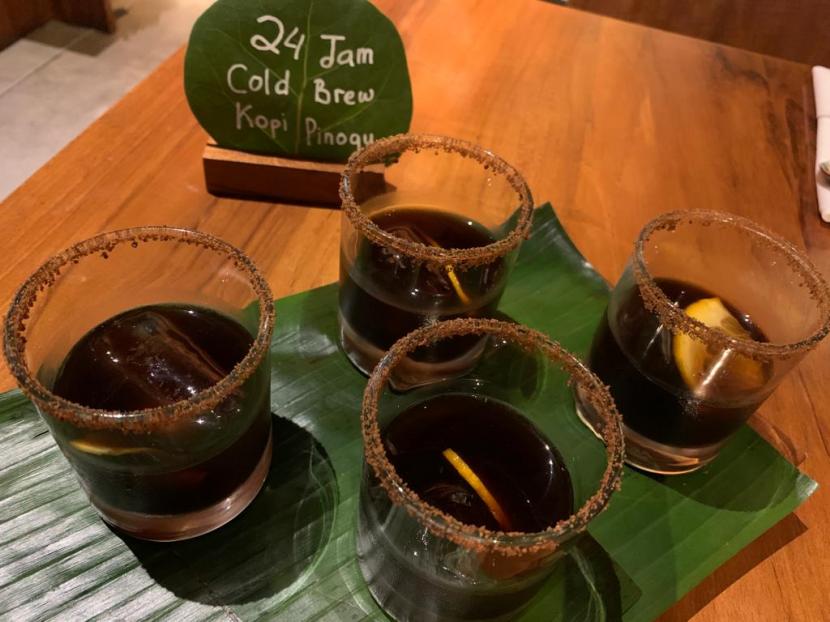 Kopi pinogu racikan chef Lucky dari Brookland Coffee dihidangkan di acara Jelajah Rasa dan Budaya Gorontalo-Bone Bolango di restoran Kaum Jakarta, Selasa (9/11).