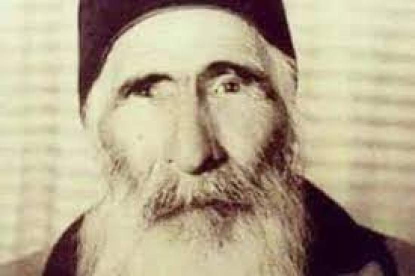 Kopral Hasan Al Aghdarli mengabdikan lebih dari enam dekade hidupnya menjaga Al Aqsa. Ia adalah prajurit terakhir Utsmaniyah (Ottoman) yang menjaga Al Aqsa. Kisah Prajurit Terakhir Ottoman yang Menjaga Masjid Al Aqsa