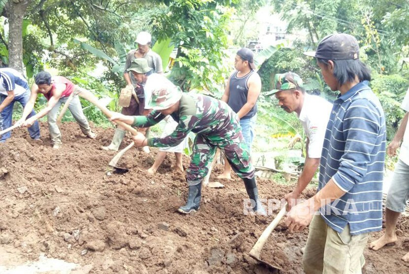 [ilustrasi] Koramil 0824/02 Arjasa membantu membersihkan longsor  di saluran irigasi Dusun Rayab, Desa Kemuningsarilor, Kecamatan Arjasa, Kabupaten Jember, Senin (29/1).