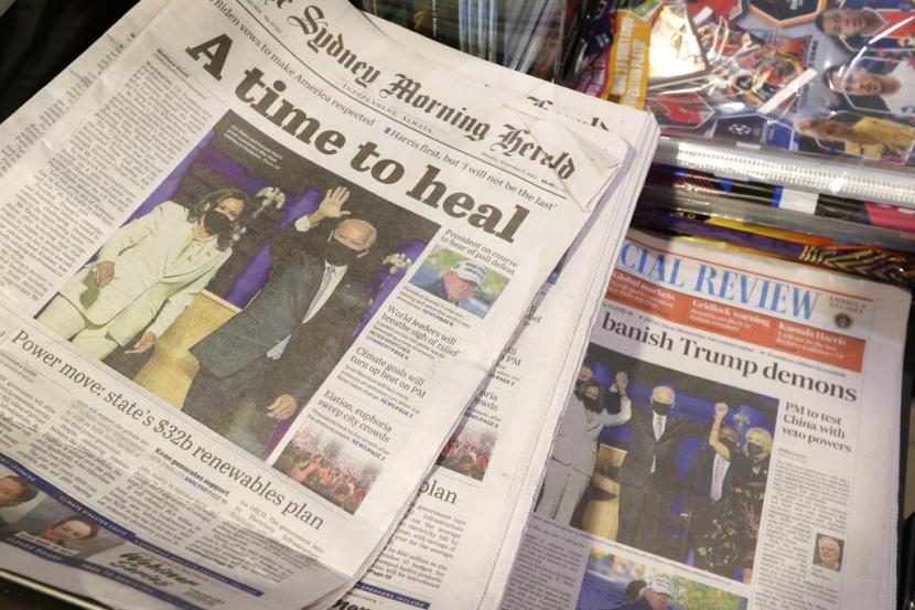  Koran Australia dengan tajuk utama berita kemenangan Joe Biden di pemilu Amerika, Senin (9/11). China menilai sistem politik Amerika tidak mewakili demokrasi yang sebenarnya.