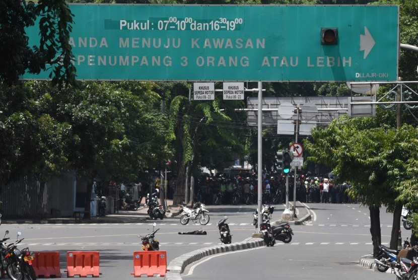 Korban akibat ledakan tergeletak di perempatan jalan di kawasan sarinah, Jakarta, setelah terjadi penyerangan oleh sejumlah teroris ke beberapa gedung dan pos polisi, Kamis (14/1). 