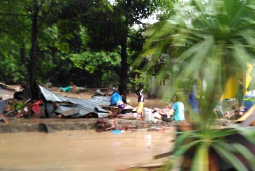 Korban banjir di Kelurahan Sadia, Kota Bima, Sabtu (24/12).