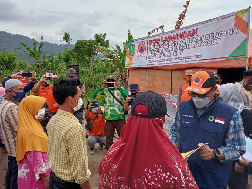 Korban banjir yang kehilangan dokumen kependudukan di Kelurahan Jayaraksa, Kecamatan Baros, Kota Sukabumi mendapatkan penggantian dokumen baru, Kamis (3/3/2022)