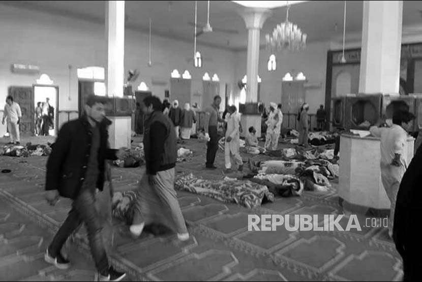 Korban bom dan penembakan bergelimpangan di sebuah masjid dekat Kota Arish, Semenanjung Sinai, Mesir, Jumat (24/11). 