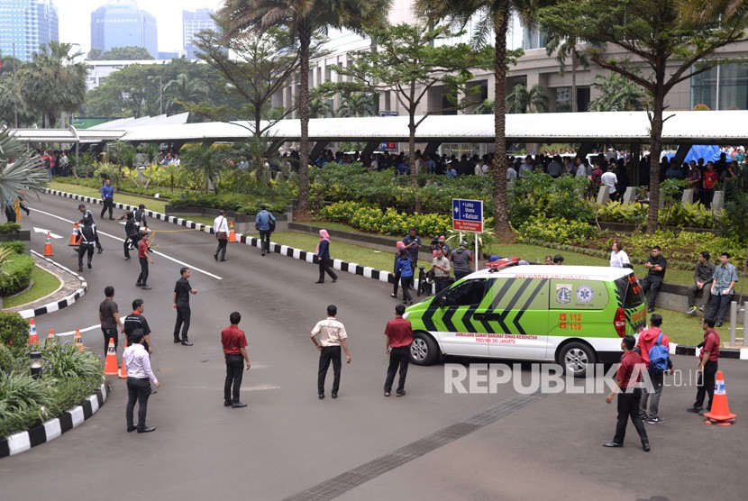 Korban dibawa ambulan pasca ambruknya selasar di tower 2 Bursa Efek Indonesia, Jakarta, Senin (15/1). Jumlah korban sementara 75 orang dan sudah dirujuk ke rumah sakit. Penyebab ambruknya selasar masih belum diketahui, menunggu investigasi