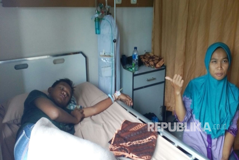 Korban dugaan pil PCC, Eqi mendapat perawatan medis di RS Jasa Kartini Kota Tasikmalaya, Senin (25/9). Ia mengalami kejang-kejang usai menenggak dugaan pil PCC dicampur kopi. 