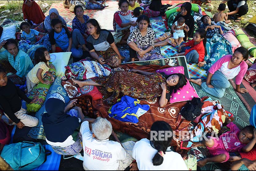 Korban gempa bumi beristirahat di tenda darurat pengungsi, Desa Sajang, Lombok Timur, NTB, Senin (30/7).