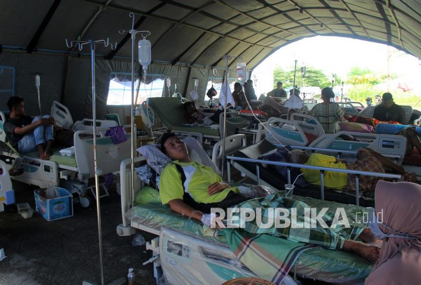 Korban gempa bumi bermagnitudo 6,2 di rawat halaman Rumah Sakit Regional Sulbar, Mamuju, Sulawesi Barat, Sabtu (16/1/2021). 