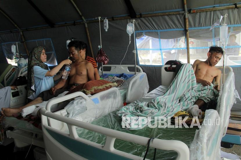 Asrama Haji Sudiang Tampung Pengungsi Gempa Sulbar. Korban gempa bumi bermagnitudo 6,2 di rawat halaman Rumah Sakit Regional Sulbar, Mamuju, Sulawesi Barat, Sabtu (16/1/2021). 