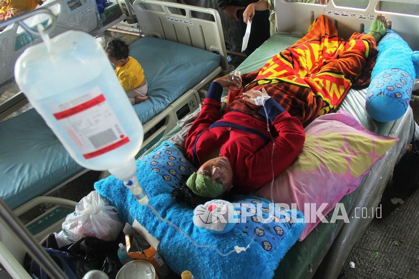 Korban gempa bumi bermagnitudo 6,2 di rawat halaman Rumah Sakit Regional Sulbar, Mamuju, Sulawesi Barat, Sabtu (16/1/2021).