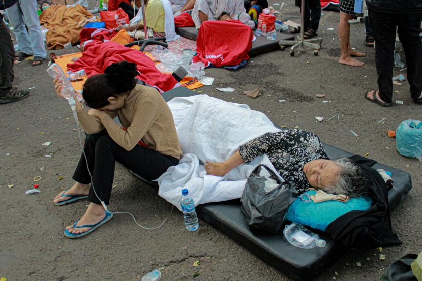  Korban gempa dirawat di luar rumah sakit di Cianjur, Jawa Barat, Senin, 21 November 2022. Sejumlah korban gempa juga kini sedang di rawat di sedikitnya 14 rumah sakit yang ada di Kota Bandung  (ilustrasi)