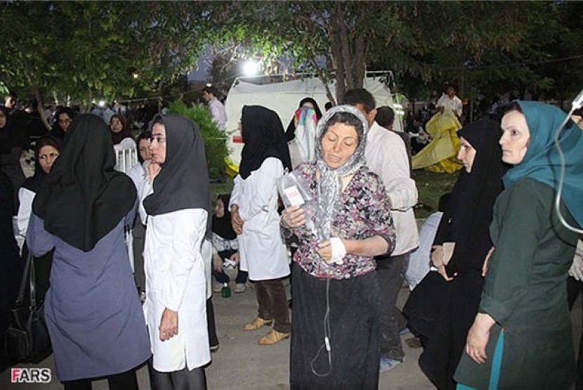 Korban gempa menanti giliran mendapatkan perawatan di sebuah rumah sakit di Ahar, Iran, pada Sabtu (11/8). 