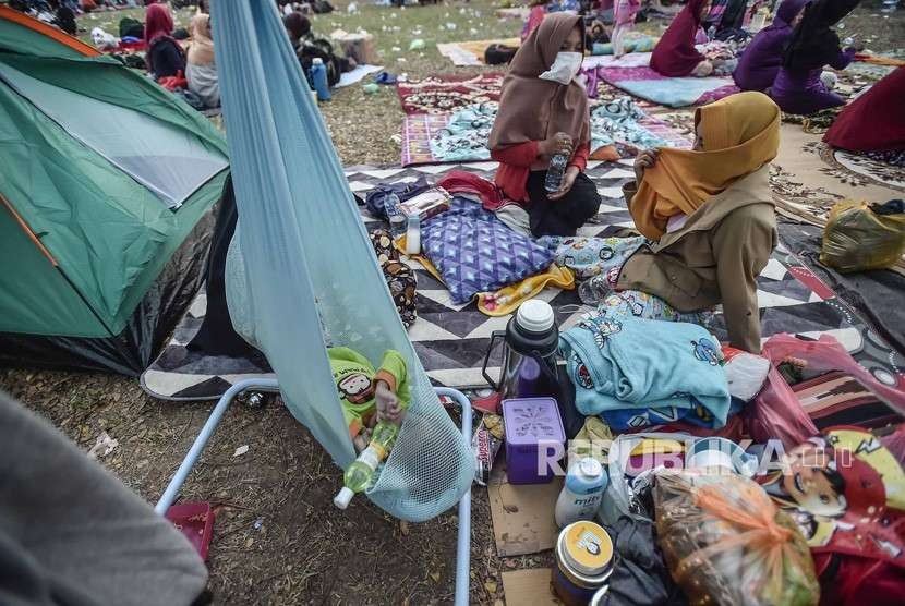 Korban gempa selamat mengungsi di halaman Bandara Mutiara Sis Aljufri Palu, Sulawesi Tengah, Sabtu (29/9).