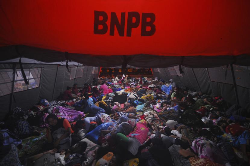 Korban gempa tidur di dalam tenda di tempat penampungan sementara di Pasaman Barat, Sumatera Barat, Indonesia, Sabtu pagi, 26 Februari 2022.