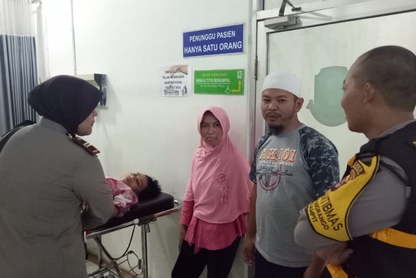 Korban hilang tenggelam selama 18 bulan di Pantai Citepus, Palabuhanratu, selatan Kabupaten Sukabumi, Jawa Barat, Nining (terbaring) di RSUD R Syamsudin SH Kota Sukabumi, Ahad (1/7).