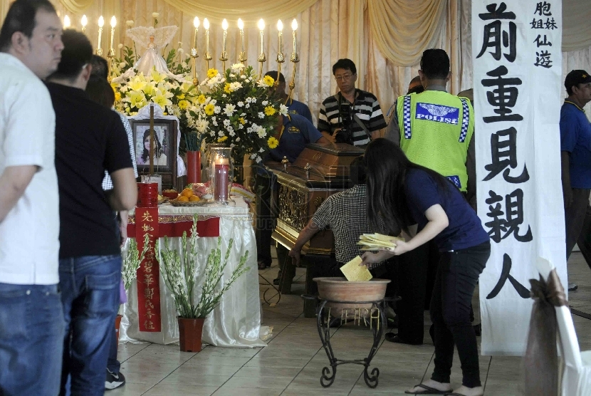 Korban kecelakaan pesawat Airasia QZ8501, Jie Stevie Gunawan tiba di rumah duka Adiyasa, Surabaya, Jawa Timur, Ahad (4/1). Jie Stevie Gunawan merupakan satu dari 162 korban jatuhnya pesawat AirAsia QZ8501 setelah hilang kontak 28 Desember 2014. 