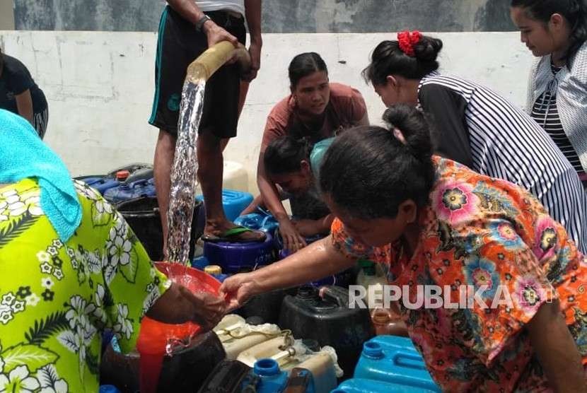 Korban kekeringan berebut bantuan air bersih, Desa Sirnajati, Kec. Cibarusah. Rabu (22/8).