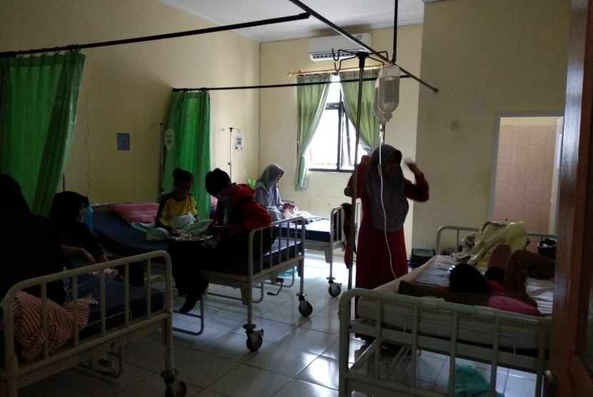Korban keracunan keong sawah dirawat di Puskesmas Bogor Utara. Hingga Ahad (27/5) pagi jumlah korban mencapai 89 orang. 