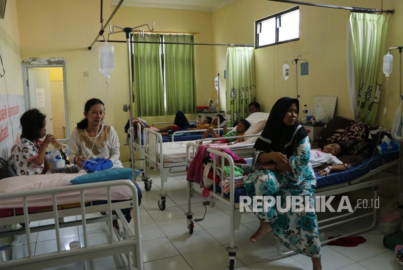 Korban keracunan keong sawah dirawat di Puskesmas Bogor Utara. Hingga Ahad (27/5) pagi jumlah korban mencapai 89 orang.