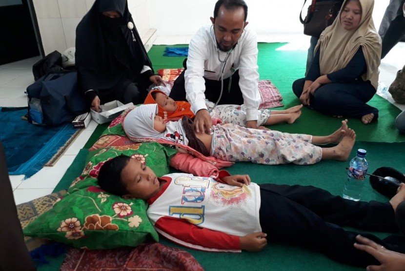 Korban keracunan makanan tutut di Desa Citamiang Kecamatan Kadudampit, Kabupaten Sukabumi masih ditangani petugas medis di posko kesehatan di lokasi kejadian Rabu (25/7)