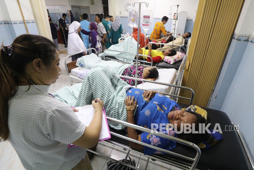 Korban keracunan masal mendapatkan perawatan di ruang unit gawat darurat RSUD Nganjuk, Jawa Timur, Jumat (7/12/2018).