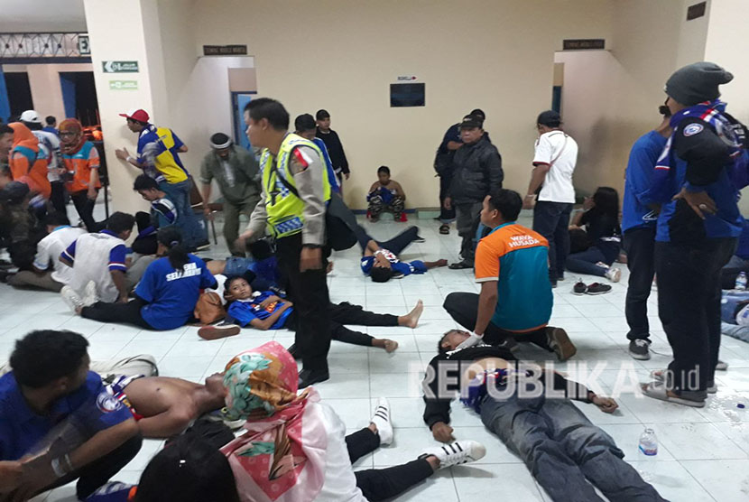 Korban kerusuhan terkapar di Stadion Kanjuruhan Malang, Ahad (15/4). 