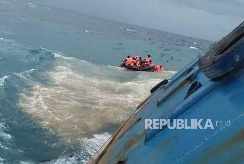 Korban KM Lestari yang tenggelam di Perairan Selayar, Sulawesi Selatan, Selasa (7/3).
